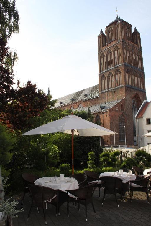 Haus Wullfcrona Hotel Щралзунд Екстериор снимка